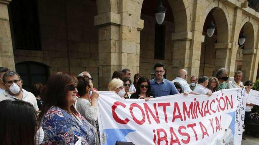 Un grupo de personas, concentradas ayer delante del Ayuntamiento con motivo de la entrega de 8.290 firmas en demanda de un aire de calidad.