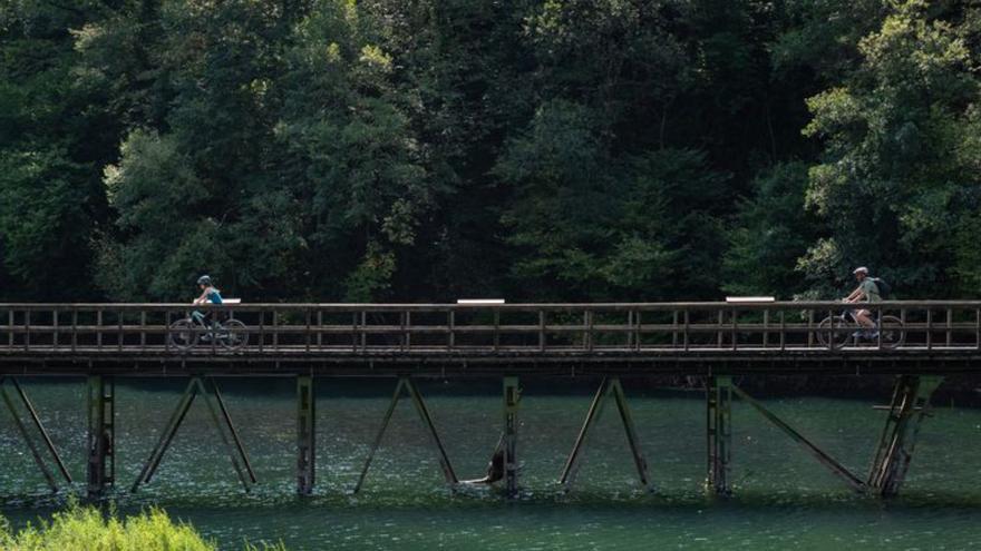 Cicloturistas en la Senda del Oso