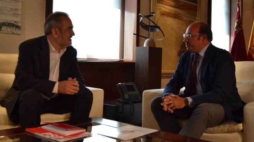 Pedro Antonio Sánchez y Rafael González Tovar, durante la reunión &quot;cordial&quot; que mantuvieron ayer en San Esteban.