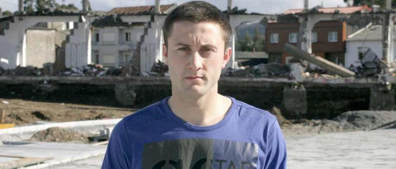 Marcos Rodríguez, ayer, en las ruinas del estadio de A Baiuca. // Bernabé/Víctor Espiño