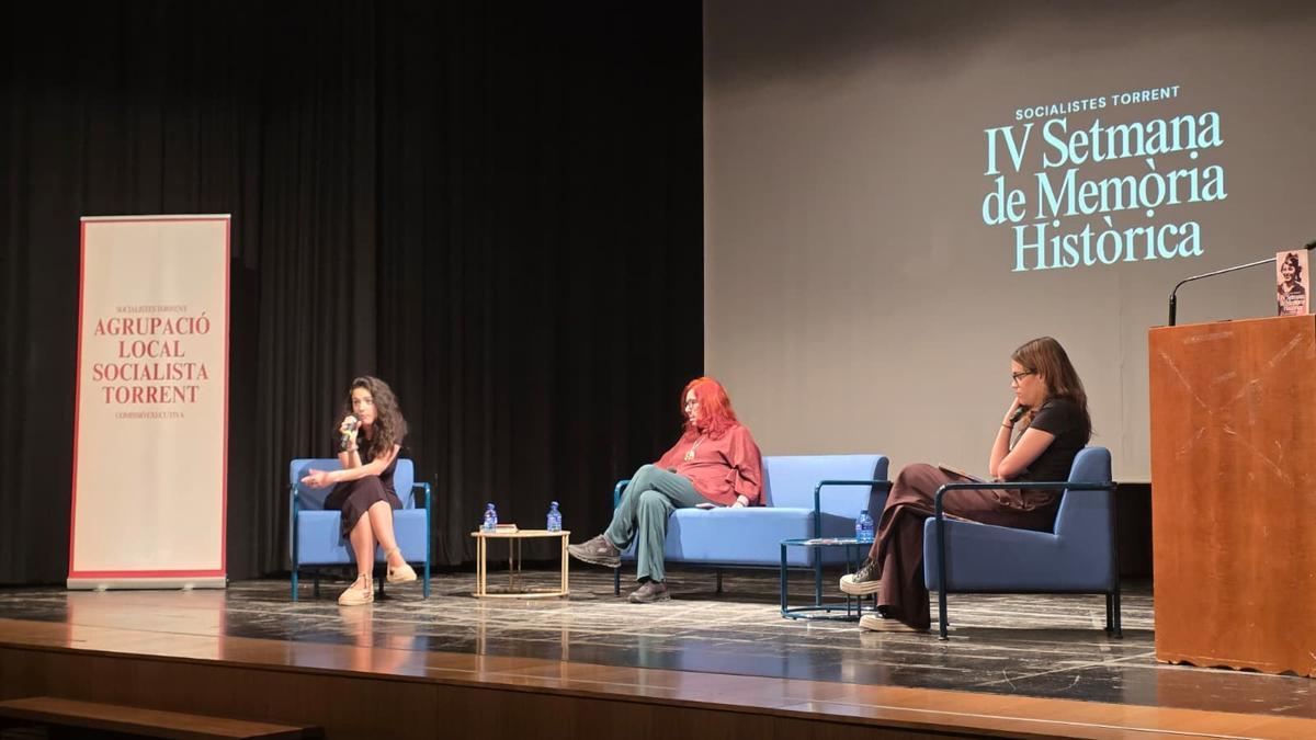 Marta García Carbonell y María Palau Galdón, junto a Pilar Dasí.