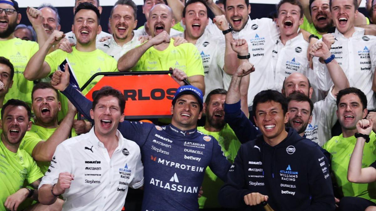 Carlos Sainz celebra el podio de Qatar con Williams