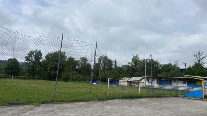 El aparcamiento del campo de fútbol de Lieres estará listo en el verano tras la adjudicación de las obras