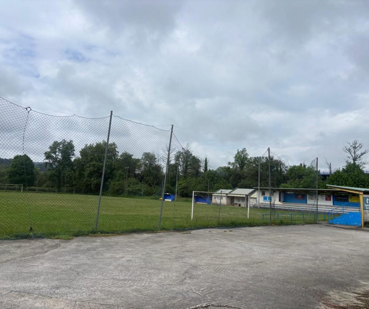 El campo de fútbol de Lieres, con la zona de aparcamiento en primer término. | J. A. O.