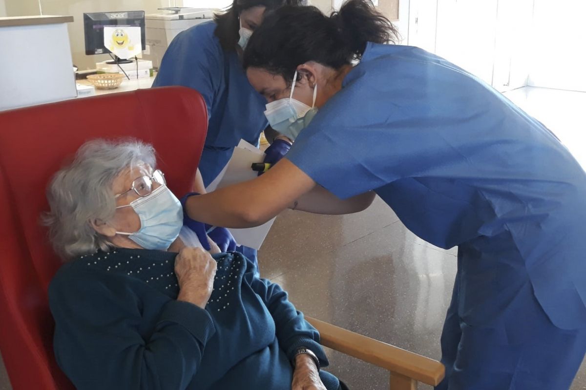 Encarna Martínez, de 88 años, primera residente vacunada de covid en la Residencia Pedra Serrada de Parets