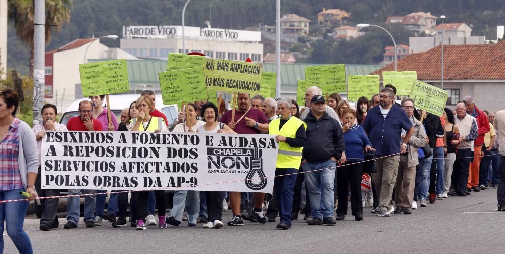 Protesta de los vecinos de Chapela por la ampliación de la AP-9. // R. Grobas