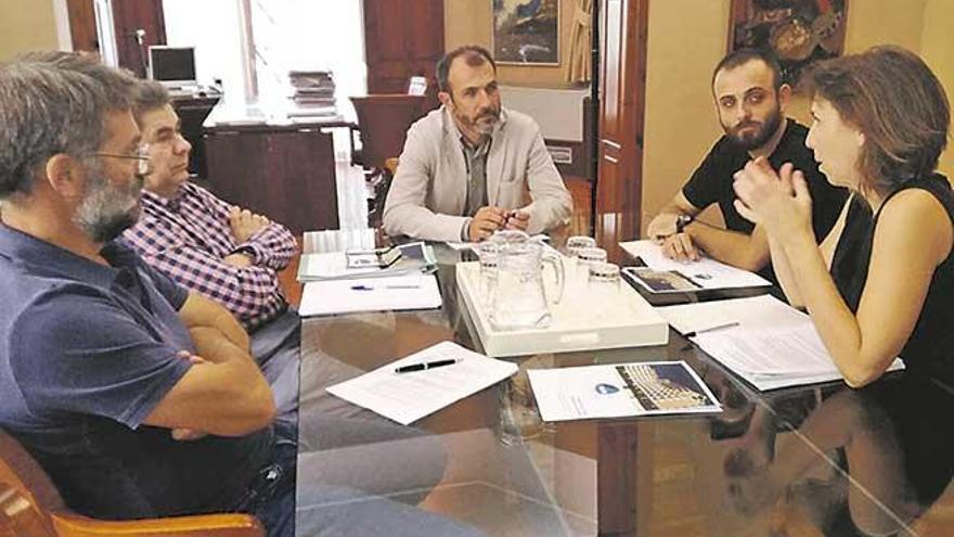 El vicepresidente Biel Barceló reunido con los miebros de la entidad ecologista GOB.