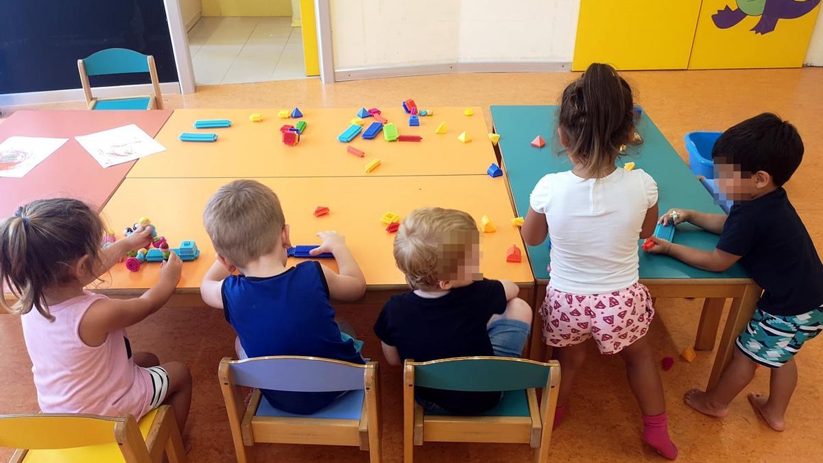 Varios menores juegan en una escuela infantil municipal de Benidorm, uno de los municipios de la provincia con mayor oferta de plazas públicas.