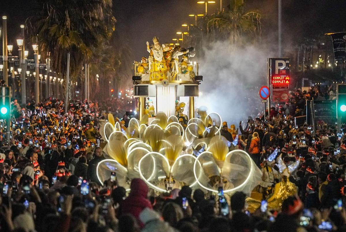 Miles de personas colman la costa de Barcelona para dar la bienvenida a los Reyes Magos Miles de personas colman la costa de Barcelona para dar la bienvenida a los Reyes Magos