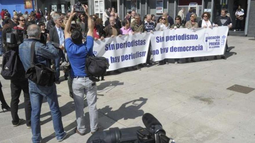 Concentración en defensa de los profesionales de medios de comunicación, ayer, en A Coruña. / víctor echave