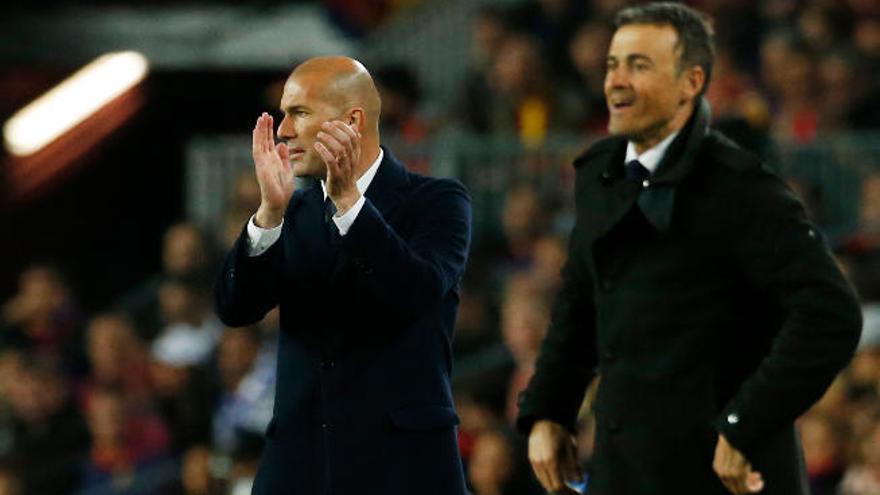 Los dos técnicos, Zidane (i) y Luis Enrique (d), en un momento del partido.