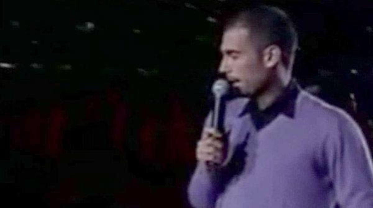 Guardiola es dirigeix als aficionats durant la seva presentació com a entrenador del Barça, el 17 d’agost del 2008.