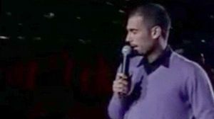 Guardiola es dirigeix als aficionats durant la seva presentació com a entrenador del Barça, el 17 d’agost del 2008.