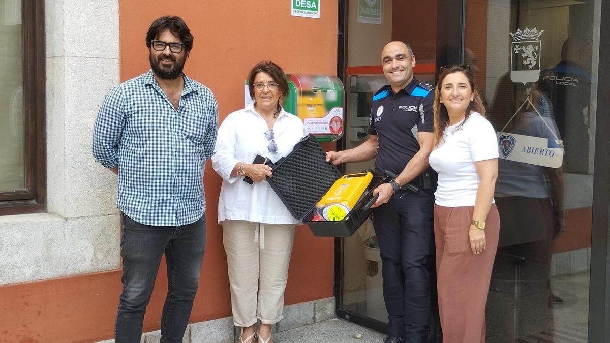 Por la izquierda, Enrique Riestra, las concejales Aurora Aguilar y Mónica Remis, y el jefe de la Policía Local, Cristian Peón, junto al DESA instalado en el Ayuntamiento, mostrando así mismo el DESA móvil de la Policía Local.