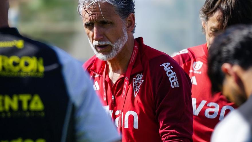 Alfaro da instrucciones en un entrenamiento.