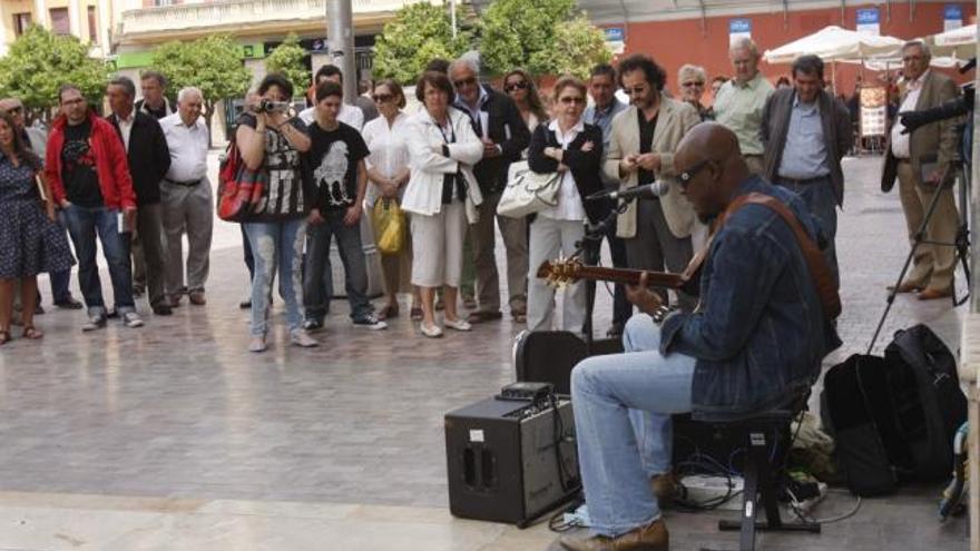 Lordson revolucionó ayer la esquina situada entre la calle Larios y la plaza de la Constitución con su voz y guitarra.