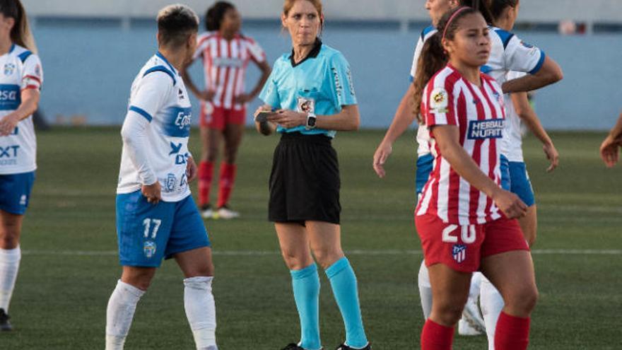 Elia María Martínez Martínez, entre las blanquiazules María José Pérez y Cristina Martín-Prieto.