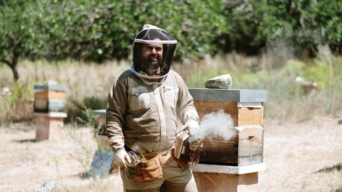 Jaume Tous posa para esta entrevista en una de las fincas donde tiene las abejas.