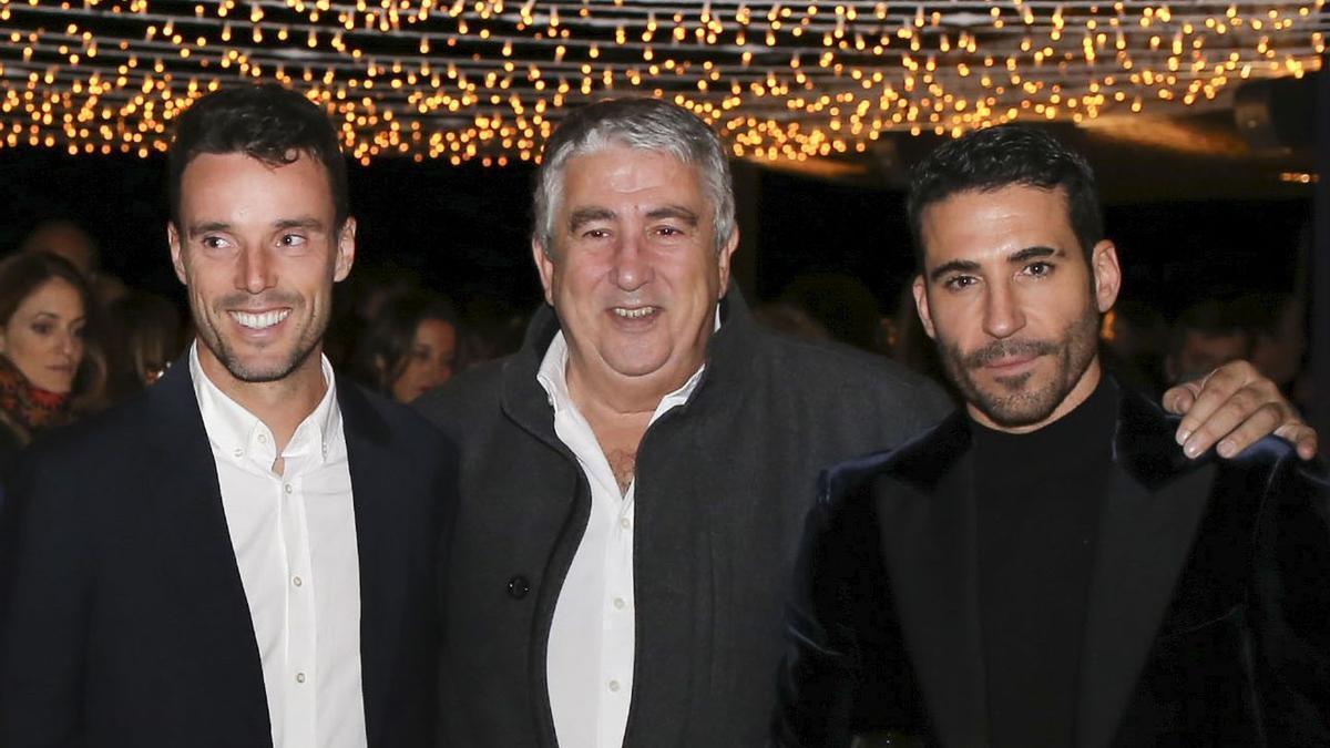 Felipe Peraire (c), junto a Roberto Bautista y Miguel Ángel Silvestre en una imagen de archivo.