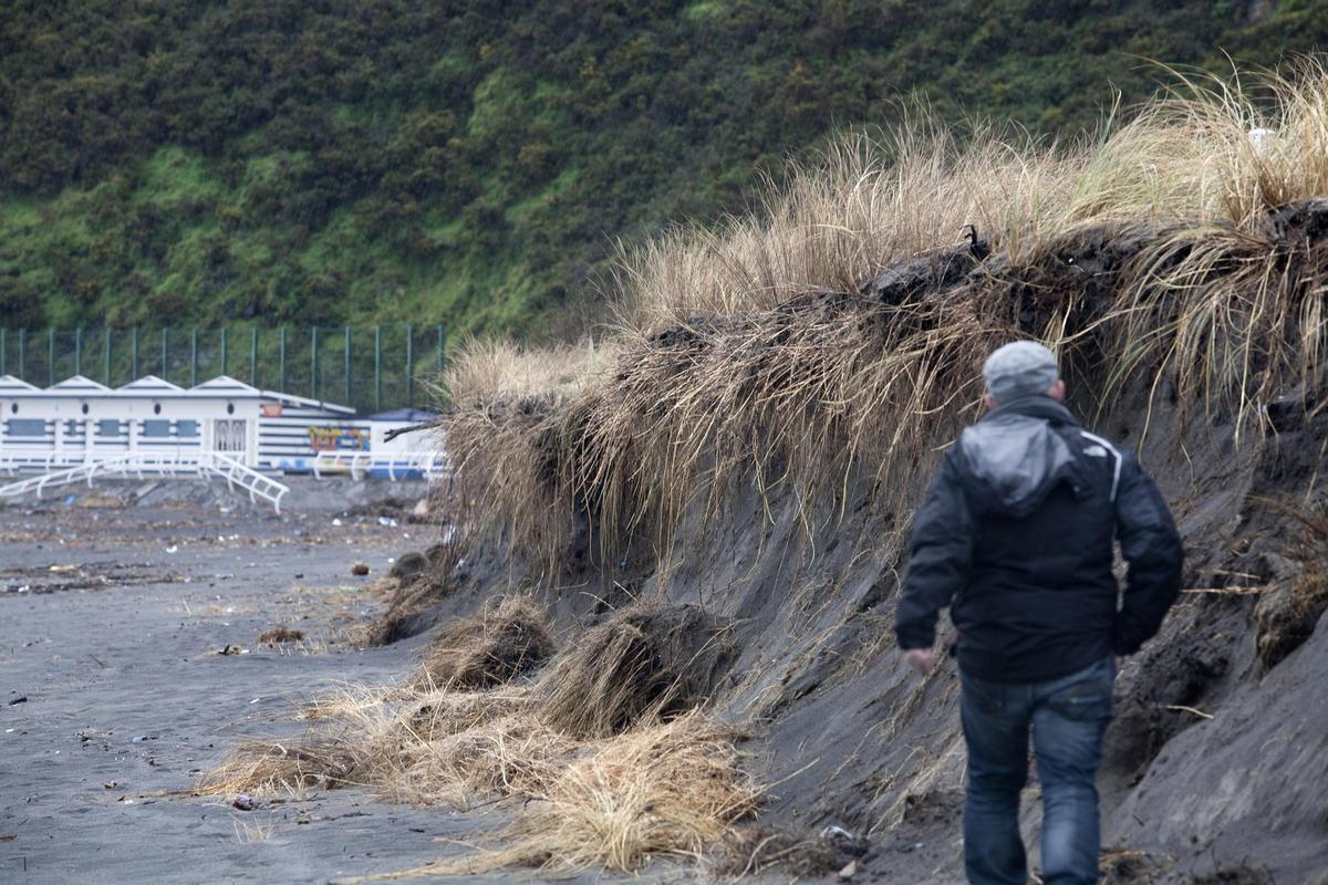 Deterioro de los campos de dunas del litoral asturiano tras los temporales del invierno en la playa de Los Quebrantos