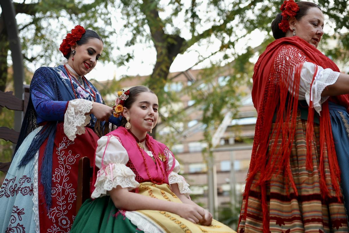 Carmen y Marta disfrutan de un desfile que alimenta: el Bando de la Huerta