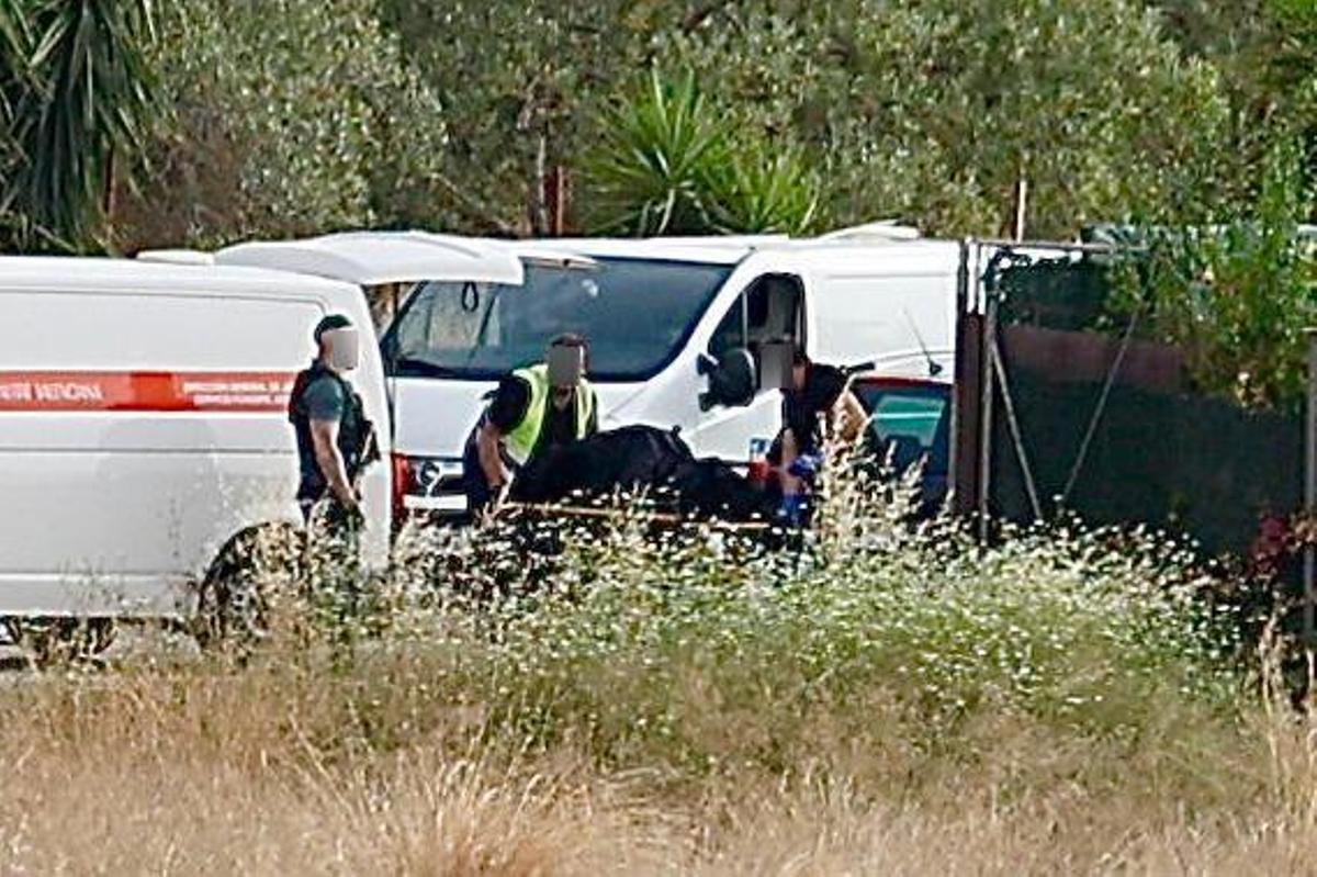 Un hombre se suicida tras matar a tiros a su mujer y a su hijastro en ...