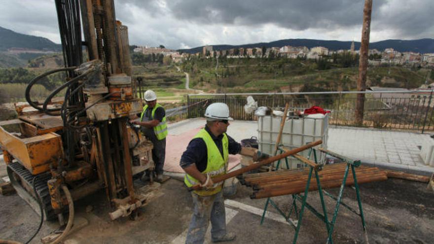 Dos obreros trabajan en la construcción de un puente en Alcoy