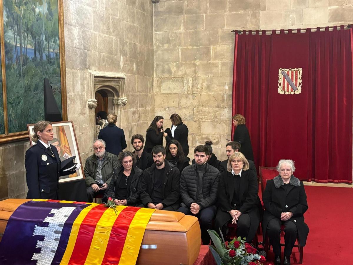 La capilla ardiente del expresidente de Baleares Francesc Antich, en imágenes