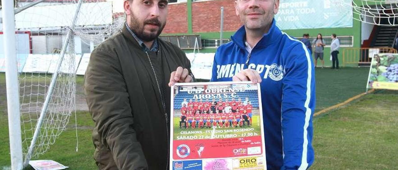 Javier Da Silva y Modesto García, con el cartel del partido, ayer en O Couto. // Iñaki Osorio