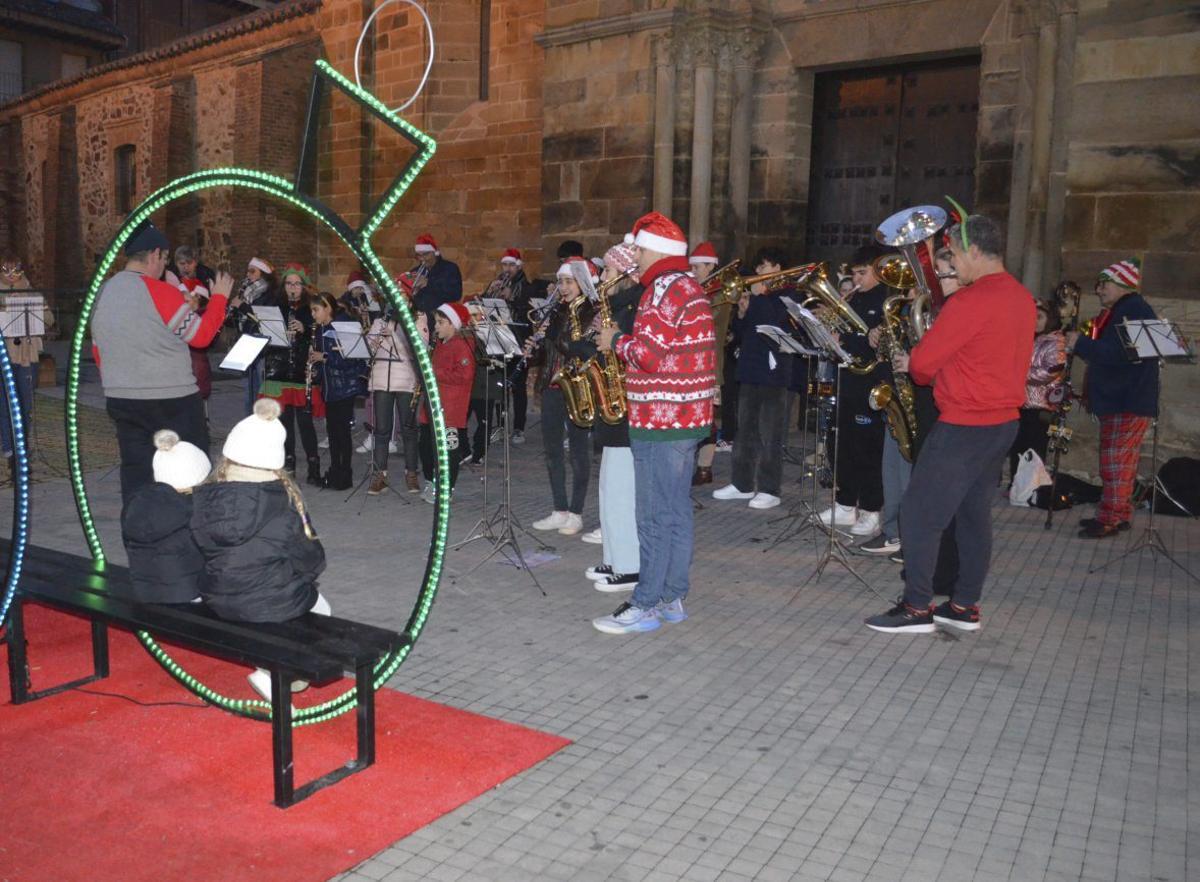 Dos niñas contemplan la interpretación de parte de la Banda Maestro Lupi. | E. P.