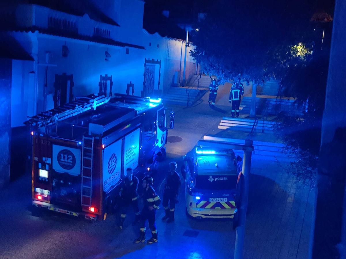 Bomberos acuden a extinguir un pequeño incendio en el Turó de la Rovira esta semana