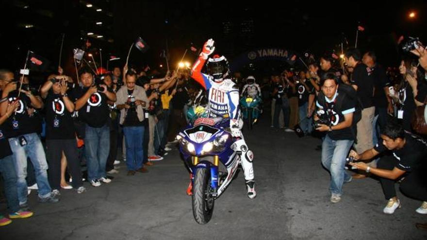 Varias empleadas de la fábrica Thai Yamaha de Bangkok posan con Lorenzo.