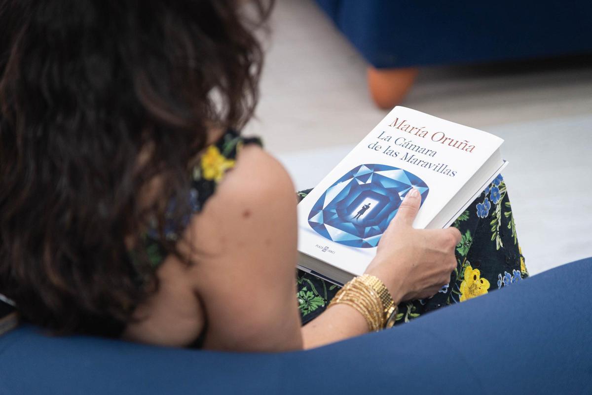 La escritora sostiene su nuevo libro durante la entrevista.