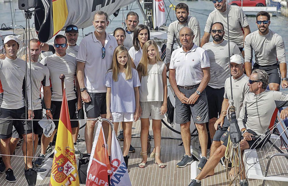 Los Reyes, Felipe VI y doña Letizia, con sus hijas en la Copa del Rey de Vela.