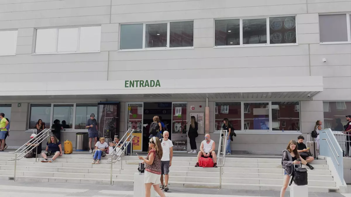 Continúa cortado el tráfico ferroviario entre Galicia y Madrid por los incendios de Ourense