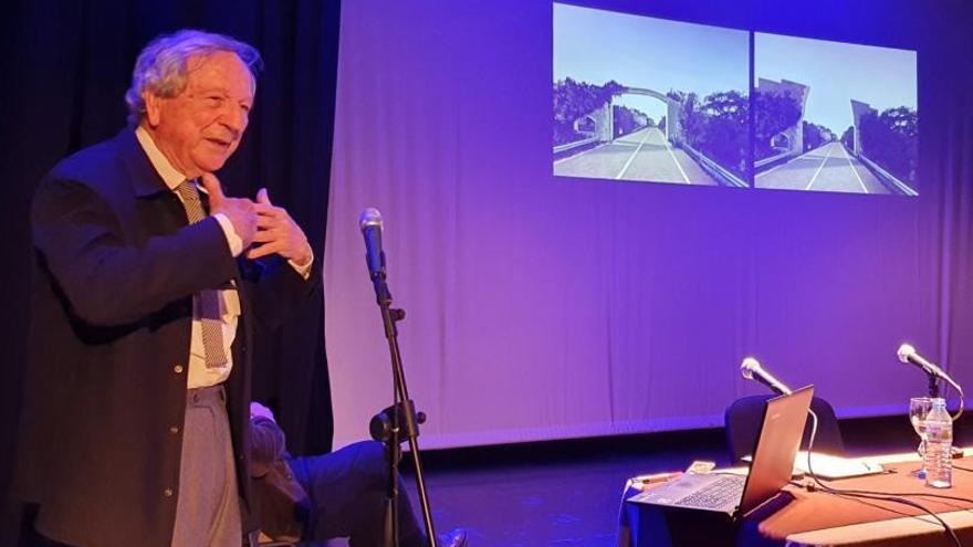 Rafael Moneo explicó ayer su proyecto para el Pont den Calet a la ciudadanía ‘serverina’ en el Teatre La Unió. | R.F.