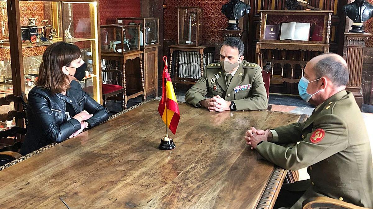 Lourdes García, durante la reunión de ayer con el coronel Juan Luis González (en el centro) y el comandante Jesús Pina, en la sede de la Delegación de Defensa.