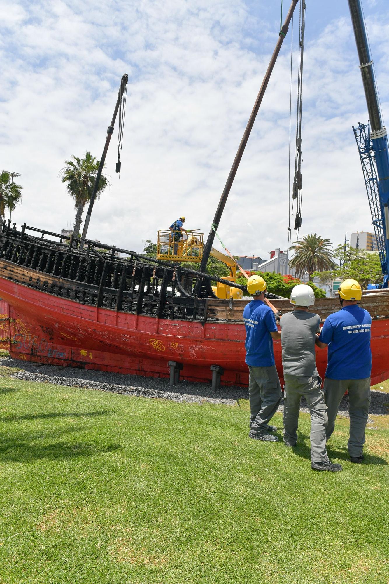 Arde la réplica de 'La Niña' en el Parque de Santa Catalina