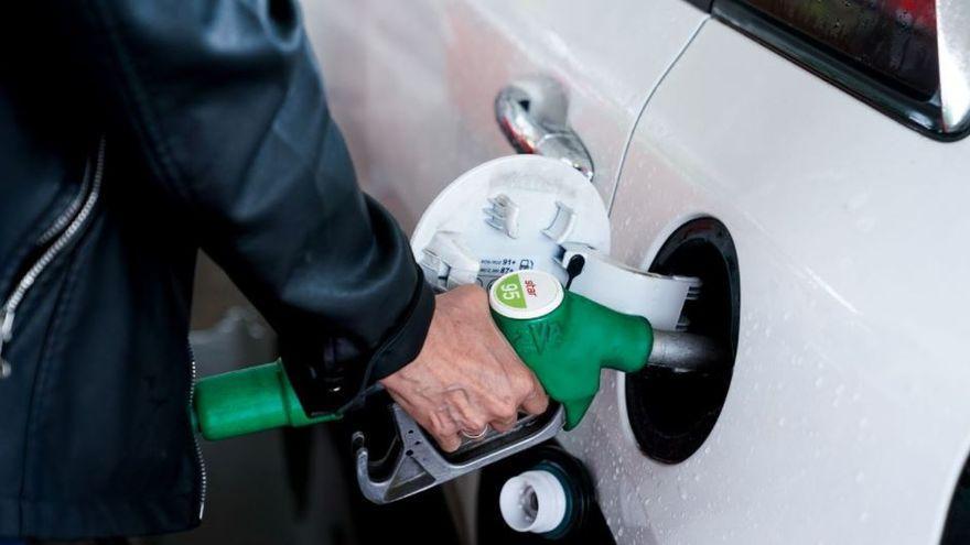 Una persona posant gasolina al seu vehicle