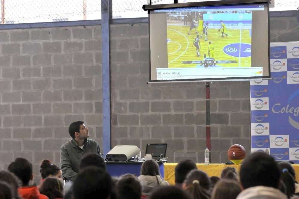 Visita del jugador de baloncesto Saúl Blanco al colegio Lastra de Mieres