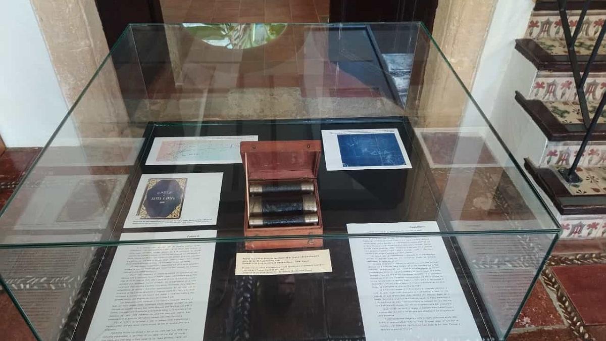 Vitrina donde se encuentra la foto conmemorativa.