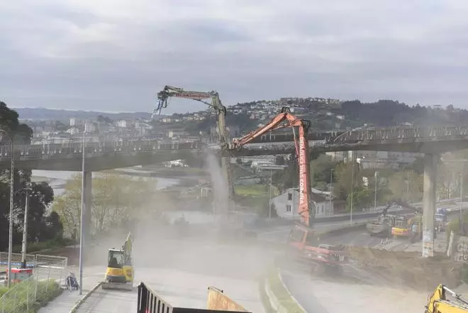 Derribo del viaducto de acceso al Chuac con el corte de tráfico en A Pasaxe