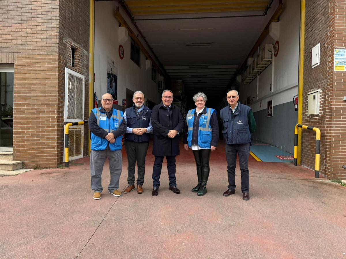 En el centro, Alfonso Moreno y, a su derecha, José Ramón Santamaría, en el Banco de Alimentos.