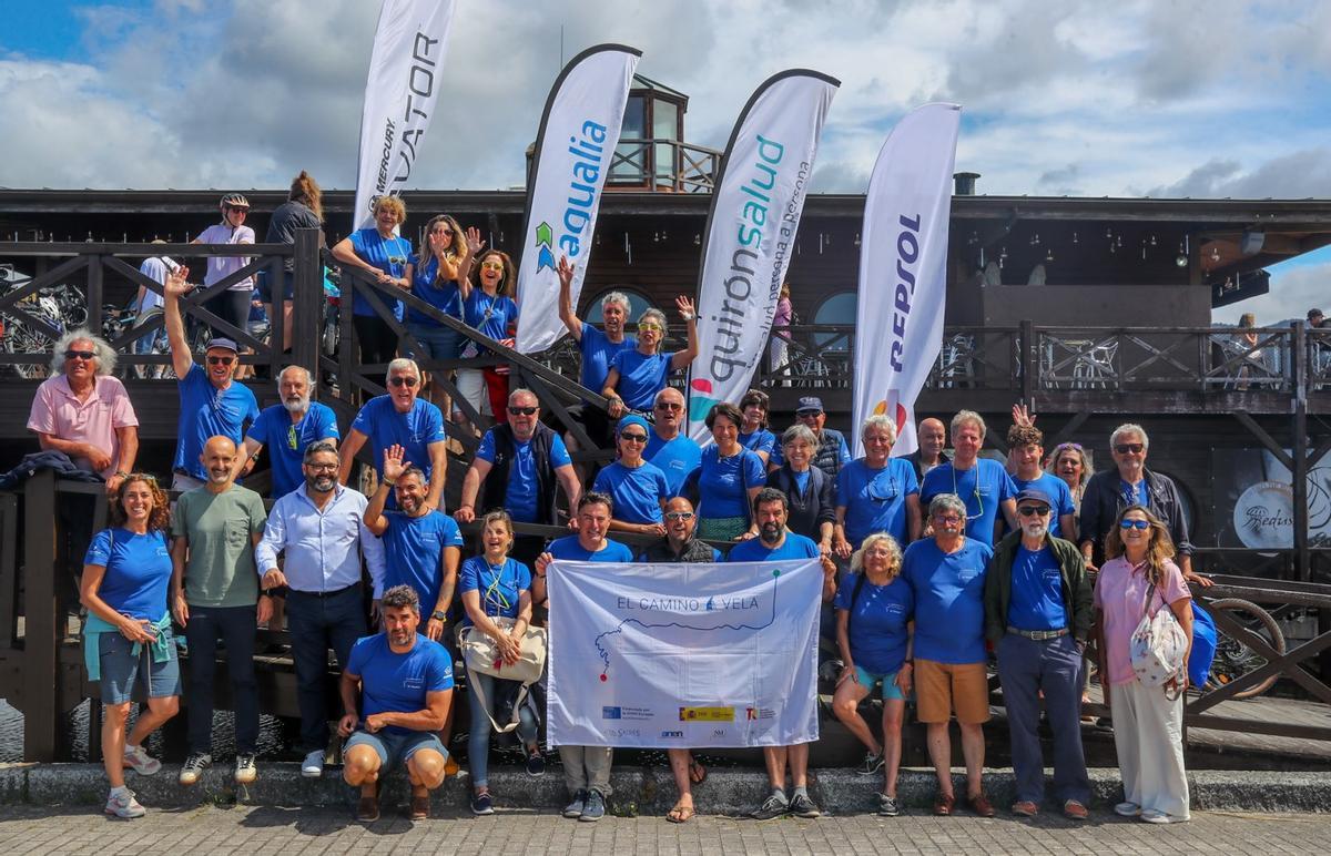 Participantes en una de las ediciones de El Camino a Vela tras hacer parada en el puerto de Vilagarcía