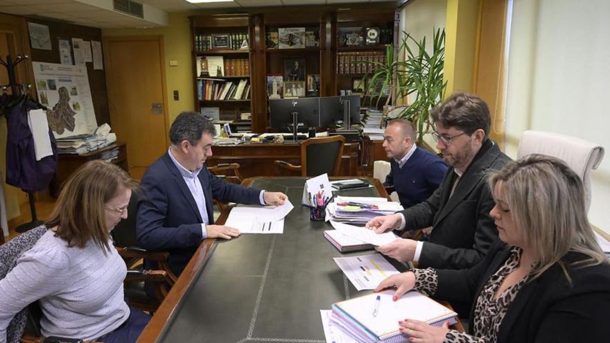 El conselleiro durante la reunión con el alcalde. | LOC