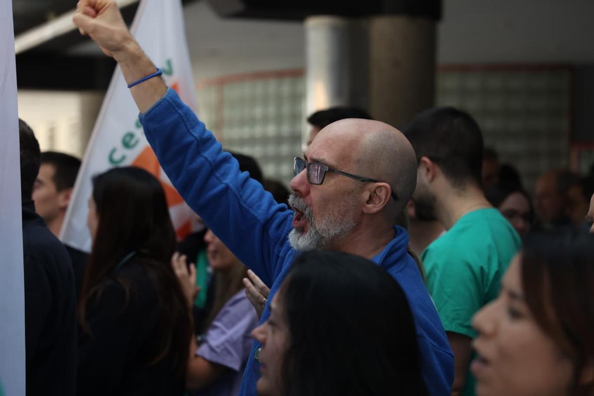 Concentración con motivo de la nueva huelga de médicos ante el Hospital General de Alicante