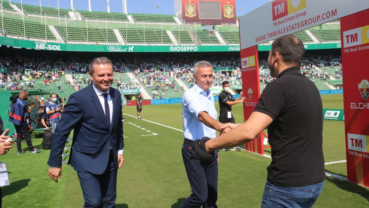 Eduardo Coudet y García Cota saludan a Fran Escribá en la visita celeste a Elche