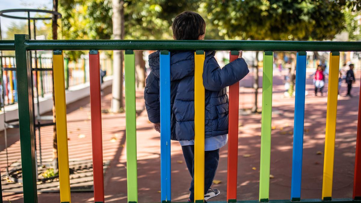 Niños en el patio de un colegio