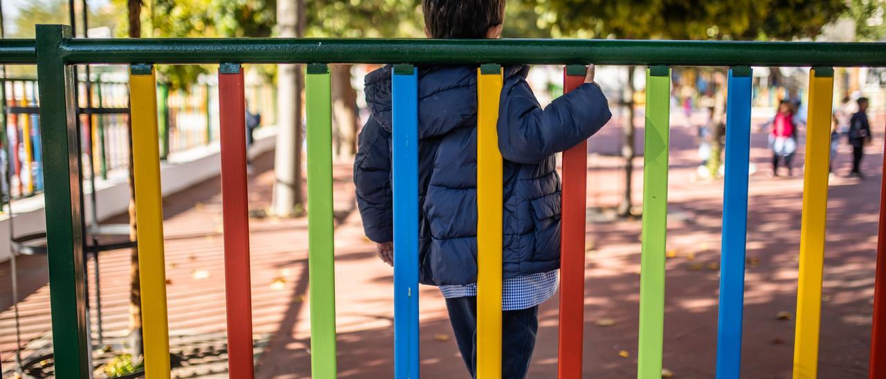 Niños en el patio de un colegio