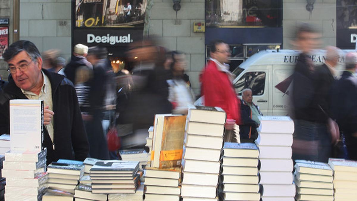 Clientes miran libros el día de Sant Jordi.